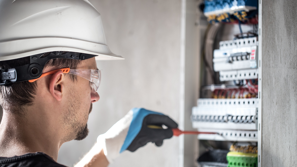 Sicurezza del personale che opera su impianti elettrici PEI, PES e PAV - Corso norme CEI 11-27 (norme versione 2021-09) e CEI EN 50110 - 16 ore