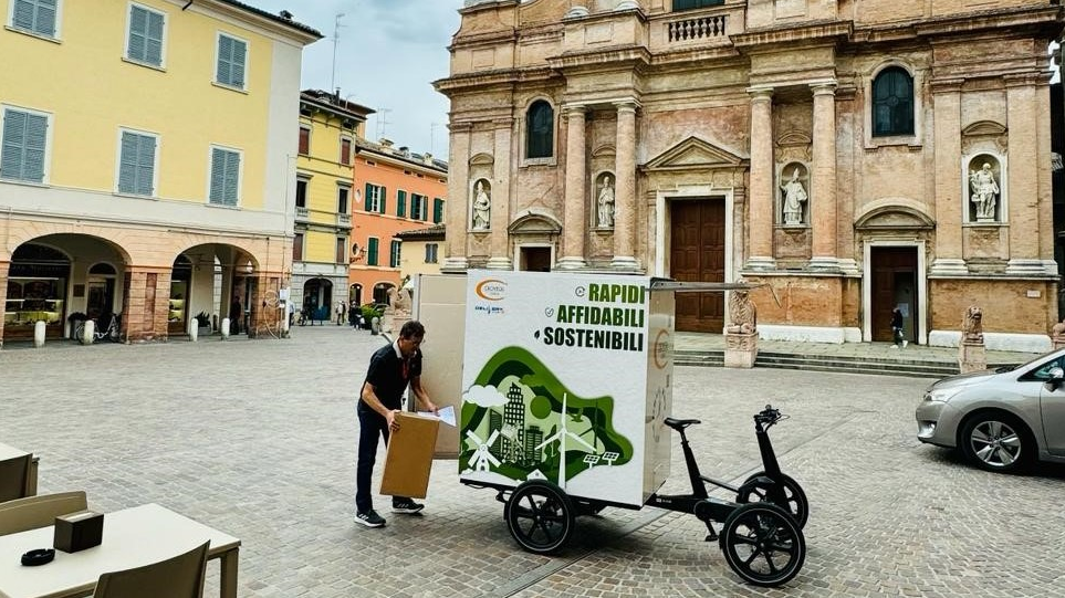 Crovegli Carta e Deliveryplus da oggi in consegna nel centro storico di Reggio Emilia con una cargo bike a zero emissioni